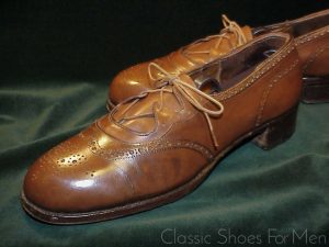 *LADY’S JOHN LOBB Antik BESPOKE Brogued Ghillie, Circa 1975: 37.5D